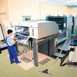 Sử dụng máy hút bụi công nghiệp là giải pháp vệ sinh được nhiều xưởng in ấn lựa chọn