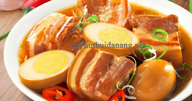 Thịt kho nước dưa - món ăn ngày tết gồm thịt kho chung với nước dừa và dừa già.