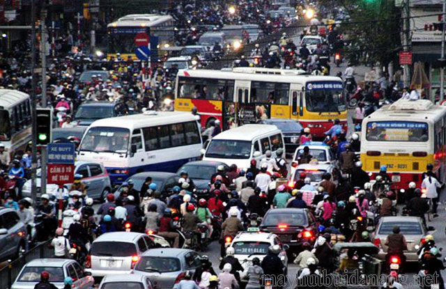 Lượng lớn phương tiện giao thông hoạt động gây ô nhiễm tiếng ồn.